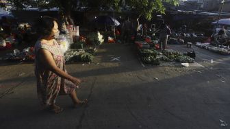 Aktivitas perdagangan di Pasar Perumnas Klender, Jakarta, Selasa (16/6). [Suara.com/Angga Budhiyanto]
