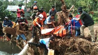 Tim SAR gabungan dibantu warga mengangkat kantung jenazah korban tanah longsor yang terjadi di Desa Rumbia, Kabupaten Jeneponto, Sulawesi Selatan, Selasa (16/6/2020). [ANTARA FOTO]