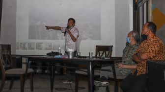 Presiden Komisaris PT. Harmas Jalesveva Karna Brata Lesmana memberikan penjelasan saat konferensi pers  di Jakarta Pusat, Selasa (16/6). [Suara.com/Alfian Winanto]