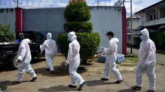 Petugas dengan memakai Alat Pelindung Diri (APD) meninggalkan lokasi saat ditolak melakukan penyemprotan disinfektan di Lembaga Pemasyarakatan (Lapas) Wanita Kelas II A Bollangi, Kabupaten Gowa, Sulawesi Selatan, Selasa (16/6/2020).  [ANTARA FOTO/Abriawan Abhe]