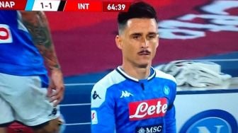 Kumisnya Unik, Winger Napoli Ini Dibilang Mirip Freddie Mercury dan Pablo Escobar