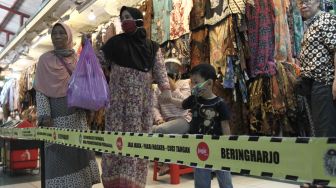 Pasar Tradisional di Yogyakarta Dipasang Pembatas Jarak