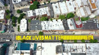 Mural Raksasa Black Lives Matter di Brooklyn, New York