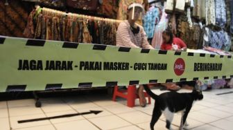 Sejumlah pedagang menanti pembaeli di Pasar Beringharjo, DI Yogyakarta, Selasa (16/6/2020).   [ANTARA FOTO/Hendra Nurdiyansyah]