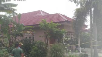 Prajurit TNI Perbaiki Rumah Warga yang Rusak Tertimpa Pesawat Jatuh di Riau