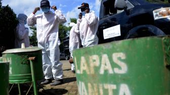 Petugas melepaskan Alat Pelindung Diri (APD) saat ditolak melakukan penyemprotan disinfektan di Lembaga Pemasyarakatan (Lapas) Wanita Kelas II A Bollangi, Kabupaten Gowa, Sulawesi Selatan, Selasa (16/6/2020).  [ANTARA FOTO/Abriawan Abhe]