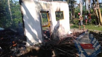 Diduga Percikan Api dari Ublik, Rumah di Kabupaten Jember Hangus Terbakar