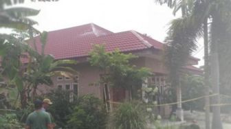 Prajurit TNI Perbaiki Rumah Warga yang Rusak Tertimpa Pesawat Jatuh di Riau