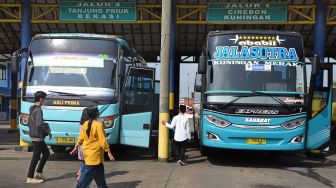 Sejumlah penumpang bersiap menaiki bus AKAP di Terminal Bus Pakupatan, Serang, Banten, Rabu (17/6/2020).  [ANTARA FOTO/Asep Fathulrahman]