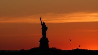 Pemandangan matahari terbenam dan Patung Liberty dari sisi Brooklyn di New York, Amerika Serikat pada 16 Juni 2020.  [Foto/Anadolu Agency]