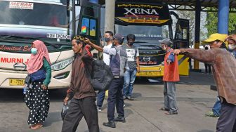 Sejumlah penumpang turun dari bus AKAP di Terminal Bus Pakupatan, Serang, Banten, Rabu (17/6/2020).  [ANTARA FOTO/Asep Fathulrahman]