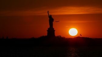 Pemandangan matahari terbenam dan Patung Liberty dari sisi Brooklyn di New York, Amerika Serikat pada 16 Juni 2020.  [Foto/Anadolu Agency]