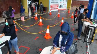 Sejumlah pengunjung mencuci tangan dengan sabun saat pembukaan kembali pusat perbelanjaan Mall BTM, Kota Bogor, Jawa Barat, Kamis (18/6/2020).  [ANTARA FOTO/Arif Firmansyah]