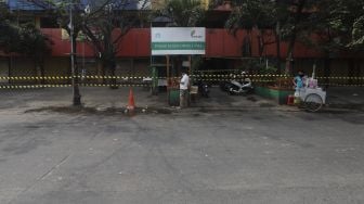 Suasana Pasar Kebayoran Lama yang ditutup di Jakarta, Kamis (18/6). [Suara.com/Angga Budhiyanto]