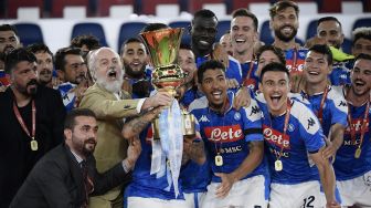 Para pemain Napoli dan juga staff pelatih merayakan sukses mereka meraih trofi Coppa Italia setelah mengalahkan Juventus pada laga final di Olympic stadium, Roma, Kamis (18/6) dini hari WIB. [Filippo MONTEFORTE / AFP]