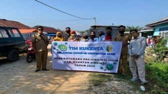 Tim Kukerta UR Datangi Pasar Senin di Desa Kotobaru dan Bagikan Masker