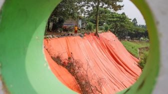 Hampir Setengah Tahun, Tanah Longsor di BKT Belum Diperbaiki