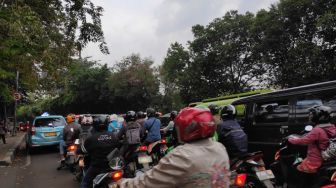 Jam Pulang Kerja, Jalan TB Simatupang Arah Pasar Rebo Macet Jumat Sore