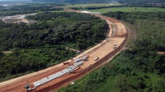 Foto udara pembangunan konstruksi ruas jalan tol Padang-Sicincin di Jl Bypass KM 25, Kabupaten Padangpariaman, Sumatera Barat, Jumat (19/6/2020).  [ANTARA FOTO/Iggoy el Fitra]