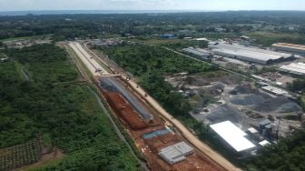 Foto udara pembangunan konstruksi ruas jalan tol Padang-Sicincin di Jl Bypass KM 25, Kabupaten Padangpariaman, Sumatera Barat, Jumat (19/6/2020).  [ANTARA FOTO/Iggoy el Fitra]