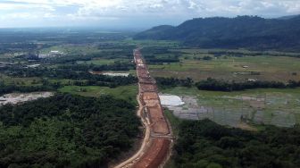 Foto udara pembangunan konstruksi ruas jalan tol Padang-Sicincin di Jl Bypass KM 25, Kabupaten Padangpariaman, Sumatera Barat, Jumat (19/6/2020).  [ANTARA FOTO/Iggoy el Fitra]