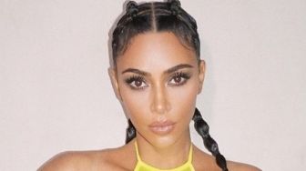 Gaya Kim Kardashian di Paris Fashion Week Tuai Atensi, Pakai Baju Berlapis Lakban Kuning