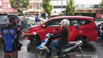 Bikin Salut, Tukang Parkir di Bengkulu Bagikan 1000 Masker Gratis