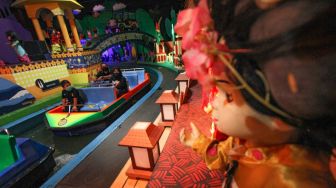 Anak-anak menikmati wahana Istana Boneka di Dunia Fantasi, Ancol, Jakarta Utara, Sabtu (20/6). [Suara.com/Alfian Winanto]