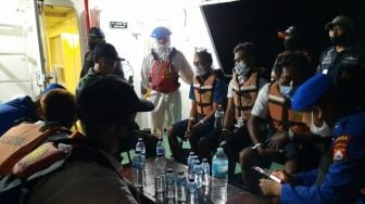 Kapal Tenggelam, 6 Nelayan Pandeglang Terombang-ambing di Selat Sunda