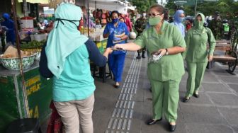 Ajak Masyarakat Disiplin, Dharma Pertiwi D Koorcab DIY Bagi-Bagi Masker