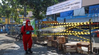 Pasar Minggu Disemprot Disinfektan