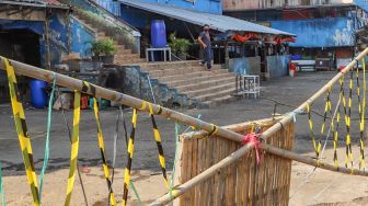 Suasana di area Pasar Minggu paska ditutup di Pasar Minggu, Jakarta Selatan, Sabtu (20/6). [Suara.com/Alfian Winanto]
