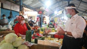 Menko PMK Tengok Protokol Kesehatan Covid-19 di Pasar Sederhana Bandung