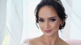 Dinikahi Suami Almarhum Saphira Indah, Angelica Simperler Tegang