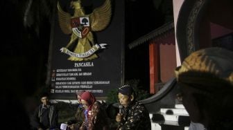 Penggiat budaya Jawa membacakan mocopat (tembang atau puisi tradisional Jawa) di Situs Persada Soekarno Ndalem Pojok, Kediri, Jawa Timur, Sabtu (20/6). [ANTARA FOTO/Prasetia Fauzani]