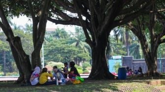 Diserbu Warga Usai Kembali Dibuka, Pengunjung TMII Didominasi Pesepeda