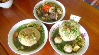 Bikin Ngiler, Nikmatnya Paduan Bakso dan Tengkleng ala Pakde Wonogiri