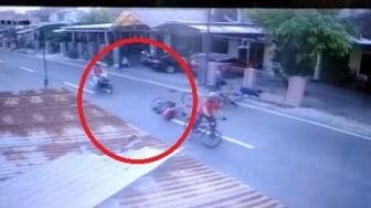 Alamak! Video Detik-detik Pesepeda Terlindas Motor Di Jalan