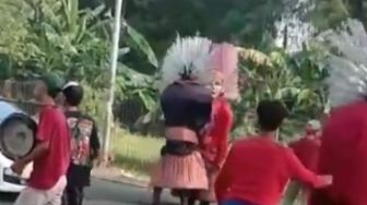 Viral Ondel-ondel Berantem sampai Terkapar, Publik Murka: Ngerusak Budaya