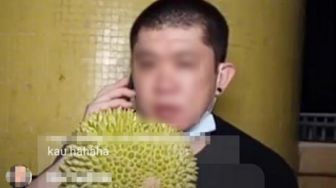 Seorang Pedagang Durian Gelar Lapak di Depan Kuburan, Warganet Marah