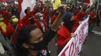 Sejumlah massa dari Gerakan Mahasiswa Jakarta Bersatu (GMJB) melakukan "long march" di sekitar gedung Kemendikbud, Jakarta, Senin (22/6). [Suara.com/Angga Budhiyanto]
