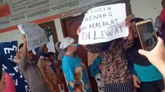 Penerima Bansos Covid-19 Dituding Tak Merata, Emak-emak Demo di Kantor Desa