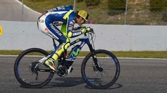 Valentino Rossi Terciduk Gowes Pakai Sepeda, Mau Kemana Tuh?