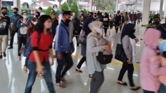 Penumpang KRL Bogor Numpuk, Wali Kota Salahkan Kantor di Jakarta Sudah Buka