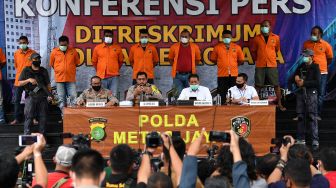 Polisi membawa salah satu tersangka kejahatan John Kei saat rilis di Polda Metro Jaya, Jakarta, Senin (22/6/2020). [ANTARA FOTO/Sigid Kurniawan]