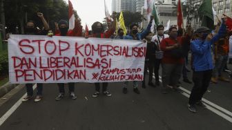 Mahasiswa Jakarta Bersatu (GMJB) melakukan "long march" di sekitar gedung Kemendikbud, Jakarta, Senin (22/6). [Suara.com/Angga Budhiyanto]
