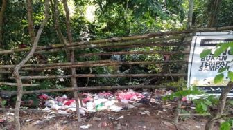 Buang sampah sembarangan, Spanduk Peringatan tak Dihiraukan
