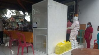 Hadang Penyebaran Covid-19, Petugas Laksanakan Rapid Test di Kuta Utara