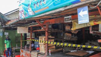 Suasana di pintu masuk Pasar Cideng Thomas, Jakarta Pusat, Selasa (23/6). [Suara.com/Alfian Winanto]