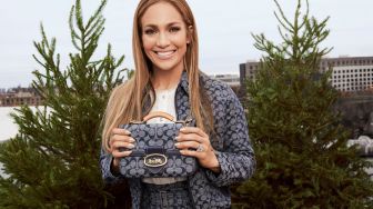 Klasik, Jennifer Lopez Tampil dalam Balutan Motif Ikonik Monogram Coach